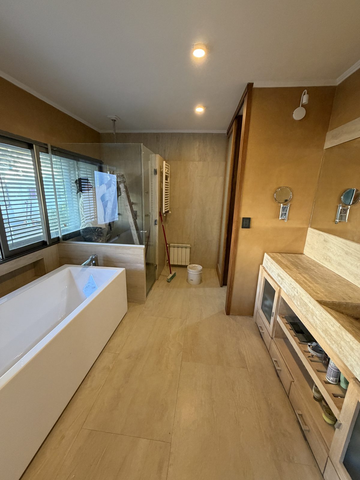 Baño con pintura y microcemento
