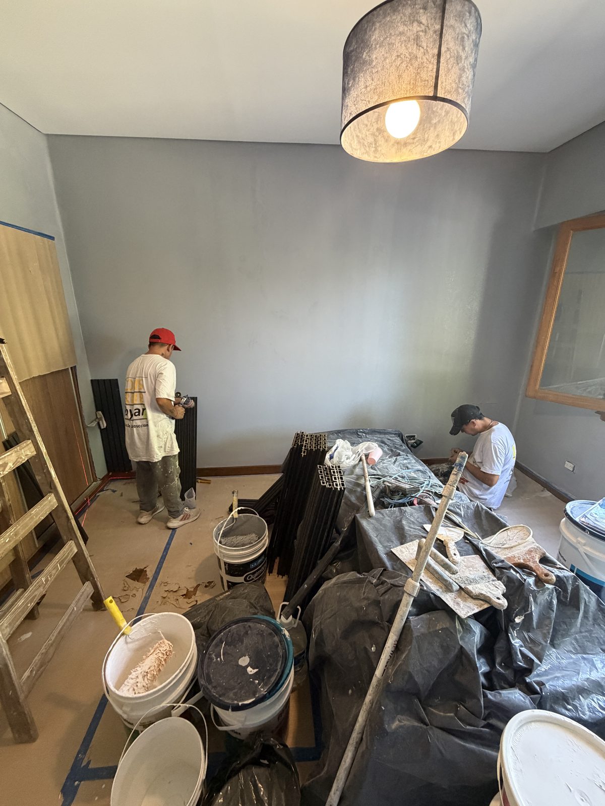 Dormitorio durante la pintura